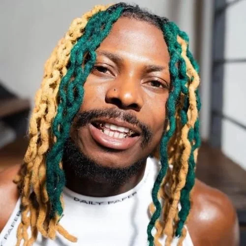 Asake ends rift, reunites with father, daughter, baby mama